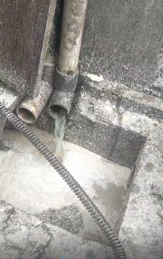 Teknisi ahli pipa NikRooter Bandung sedang melakukan pembersihan dan perawatan saluran mampet di rumah pelanggan